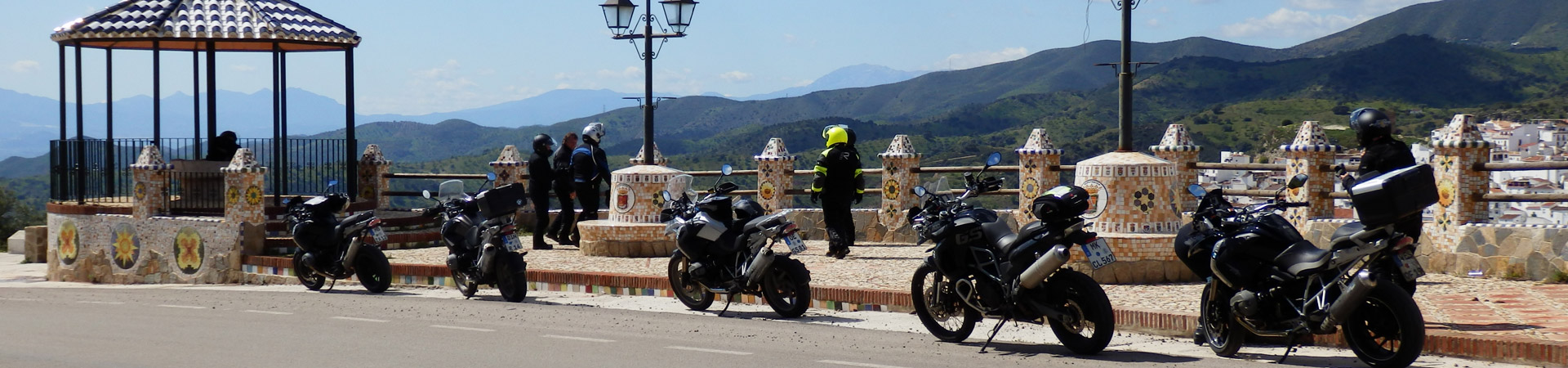 Motorräder an einem Aussichtspunkt in den Bergen